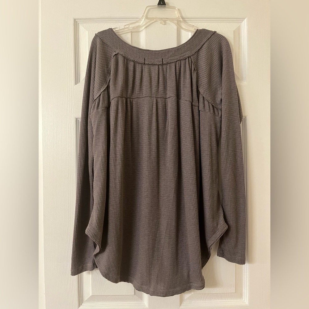 We The Free Gray Waffle Ruched Blouse with Buttoned Details - Picture 8 of 9